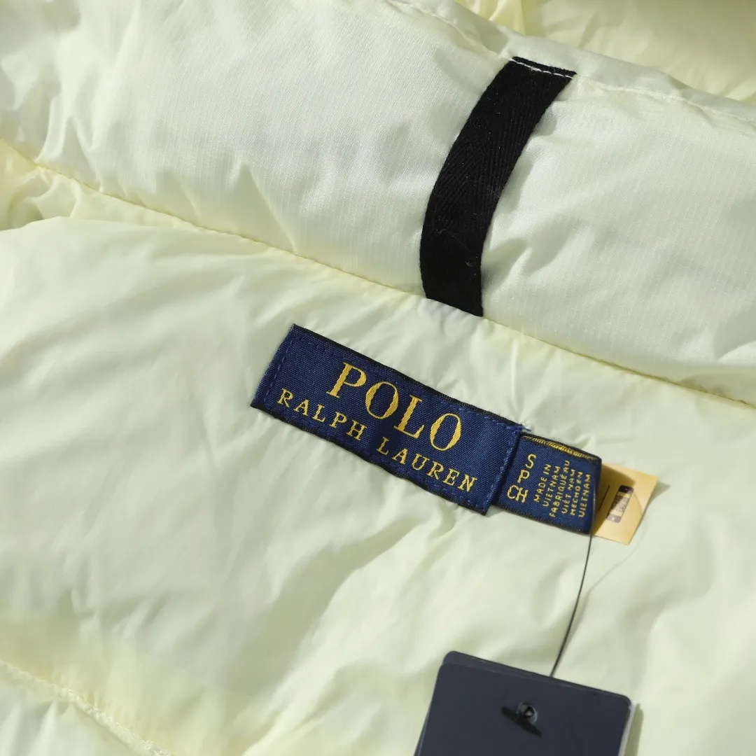 P660 #R54 Ralph Lauren/Ralph Lauren hooded down jacket (top quality, feel free to compare), using imported Barudan embroidery machine, carefully crafted with thousands of needles electric embroidery technology. Imported No. 7 needles and special embroidery thread ensure that every letter of the polo logo is full, three-dimensional and clear, creating the "most expensive embroidery logo" that can be called a work of art. Top-notch velvet core, luxurious warmth. Filled with national standard 80% high-quality white duck down, bringing excellent thermal insulation performance. At the same time, it is lightweight and can quickly regain its fluffiness after compression, bringing you a warm embrace without burden and resisting the harsh winter. Technical fabrics, no fear of wind and snow •Long-lasting fluffy and shape-retaining: High-quality filling ensures that the down jacket is not easy to stiffen and keeps you warm for a long time. •Strict anti-velvet technology: Using 400T gall fabric with pinhole retraction technology, it fundamentally eliminates the phenomenon of velvet leakage and makes wearing more secure. •All-round protective experience: Windproof and waterproof matte fabric, combined with an adjustable hem with a built-in drawstring buckle, can effectively lock in temperature and cold, and cope with changeable weather. Perfect details, creating a classic •Original electroplated YK zipper, smooth and durable, with brand texture highlighted in every detail. •Detachable hood design, one garment can be worn multiple times to meet different occasions and outfit needs. •Original hangtag and washed label, quality guaranteed. Five colors come together for couples to enjoy together: black is cool, beige is gentle, navy is calm, khaki is retro, and green is fresh. Available in five colors, the same style for men and women, it can be worn perfectly as a couple's outfit or a personalized item, becoming an indispensable fashion equipment on the streets in winter. Color: black, khaki, navy blue, army green, beige Size: S M L 66 67
